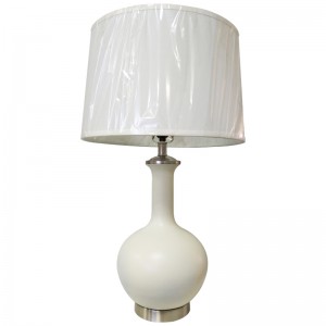 Homewood Suites Hotel Hotel Resin Table Lamp พร้อมบอดี้เรซินสีงาช้างที่ห้องพักของโรงแรม