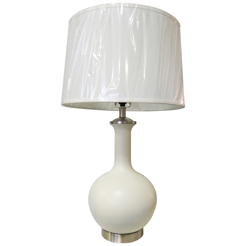 Homewood Suites Hotel Hotel Resin Table Lamp พร้อมบอดี้เรซินสีงาช้างที่ห้องพักของโรงแรม