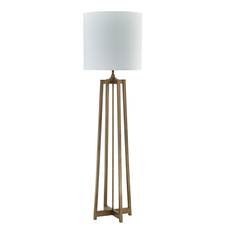 โซฟา Hyatt Hotel ข้างโคมไฟพื้นพร้อมสีทองโบราณที่ห้องพัก