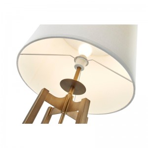 โซฟา Hyatt Hotel ข้างโคมไฟพื้นพร้อมสีทองโบราณที่ห้องพัก