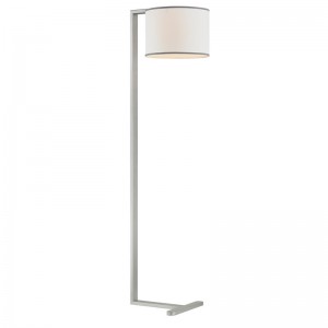 โซฟาโรงแรม Hiltom ข้างโคมไฟพื้นพร้อมสีเงินที่ห้องพัก