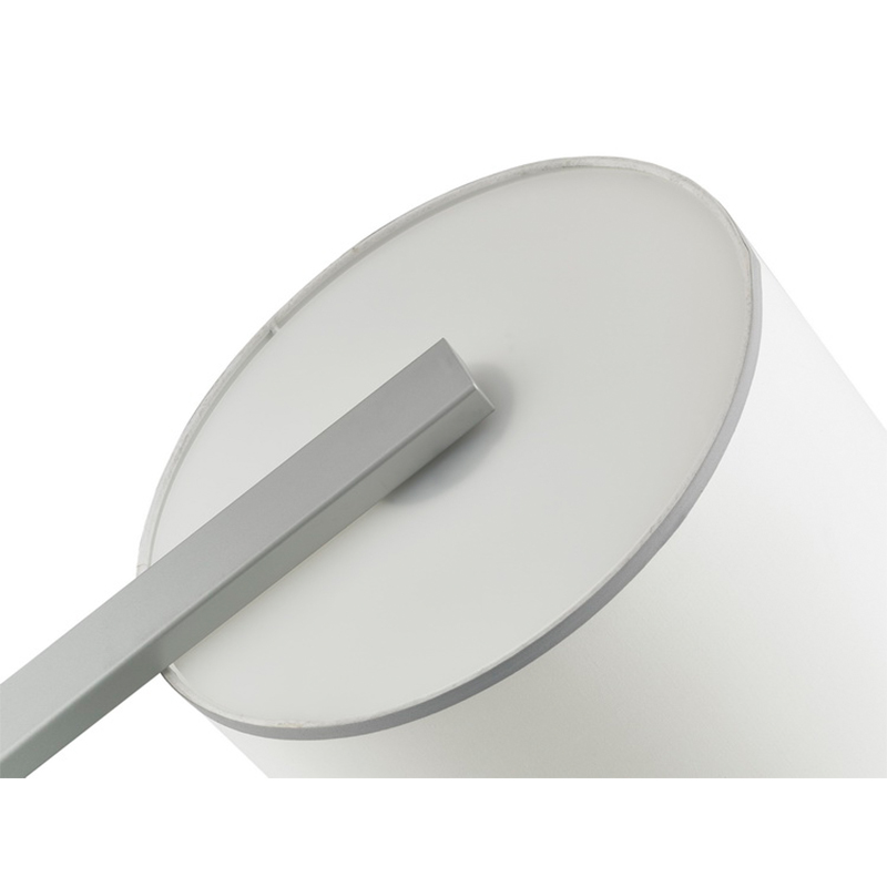 โซฟาโรงแรม Hiltom ข้างโคมไฟพื้นพร้อมสีเงินที่ห้องพัก