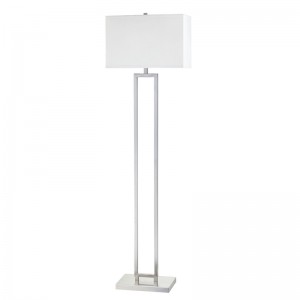 โซฟาโรงแรม Marriott ข้างโคมไฟพื้นพร้อมนิกเกิลแปรงที่ห้องพัก