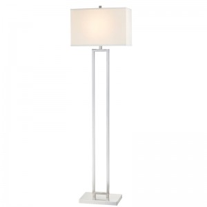 โซฟาโรงแรม Marriott ข้างโคมไฟพื้นพร้อมนิกเกิลแปรงที่ห้องพัก