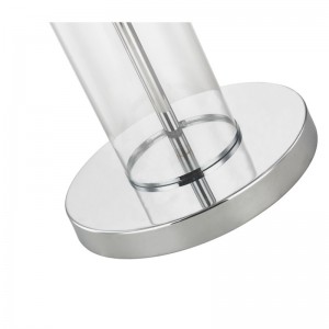 โคมไฟพื้นโลหะของโรงแรมพร้อมโครเมี่ยมขัดเงาที่โซฟาข้างในห้องพัก