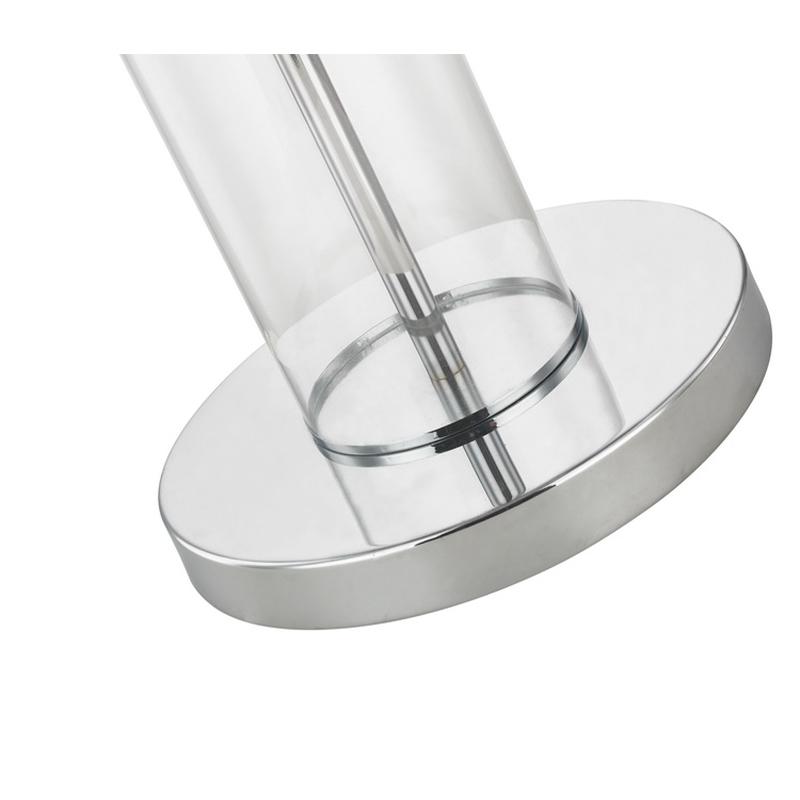 โคมไฟพื้นโลหะของโรงแรมพร้อมโครเมี่ยมขัดเงาที่โซฟาข้างในห้องพัก