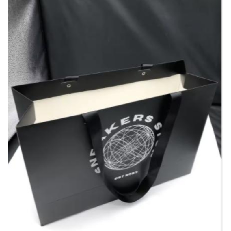 โลโก้ที่กำหนดเอง Matt Black Paper เสื้อผ้าบรรจุภัณฑ์กระเป๋ากระดาษช็อปปิ้งกระเป๋ากระดาษหรูหราพร้อมที่จับริบบิ้น