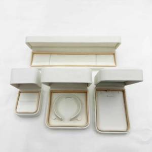 สร้อยคอสร้อยคอหนังหรูหราที่กำหนดเอง