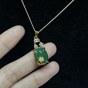 สร้อยคอจี้โอวัลหยกสีเขียวอันอุดมสมบูรณ์ด้วยสำเนียงเพทายสีขาวทองคำ-การตั้งค่าชุบผู้หญิงที่สง่างาม\\เครื่องประดับ