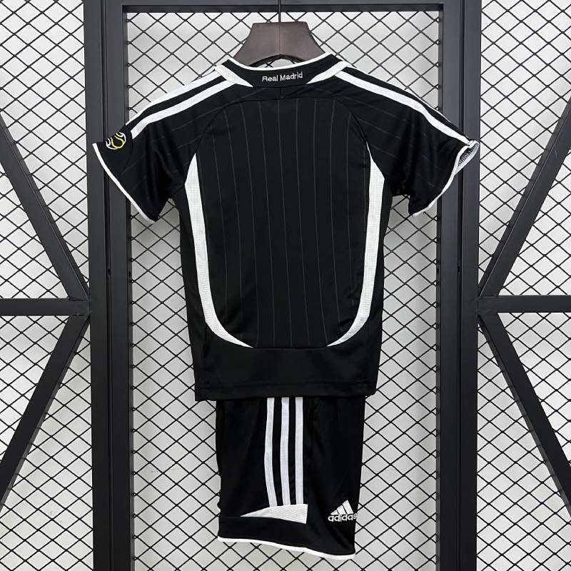 Kids Real Madrid 06/07 Away Size: 16-28